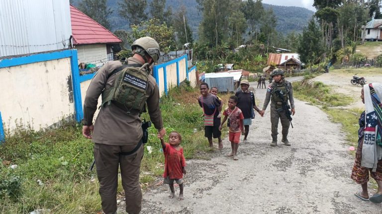 Patroli Humanis Satgas Damai Cartenz di Sugapa, Wujudkan Rasa Aman bagi Masyarakat