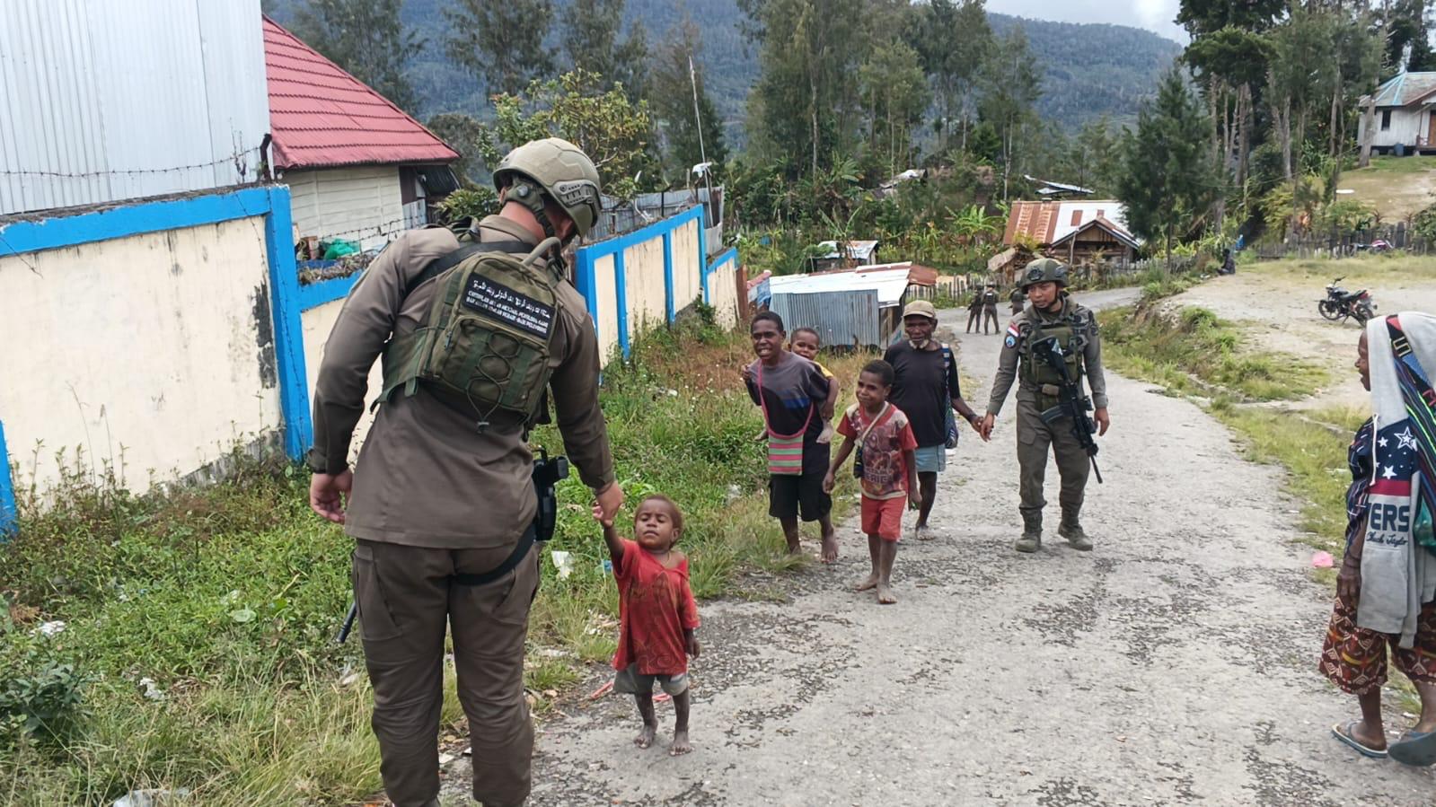 Patroli Humanis Satgas Damai Cartenz di Sugapa, Wujudkan Rasa Aman bagi Masyarakat