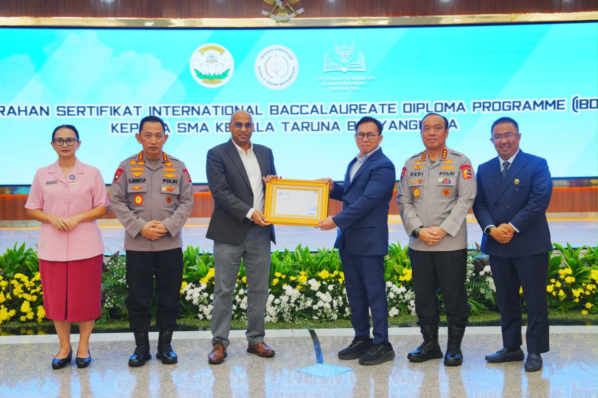 Terima Sertifikat IBDP SMA KTB, Kapolri : Cetak Generasi Muda untuk Wujudkan Indonesia Emas 2045
