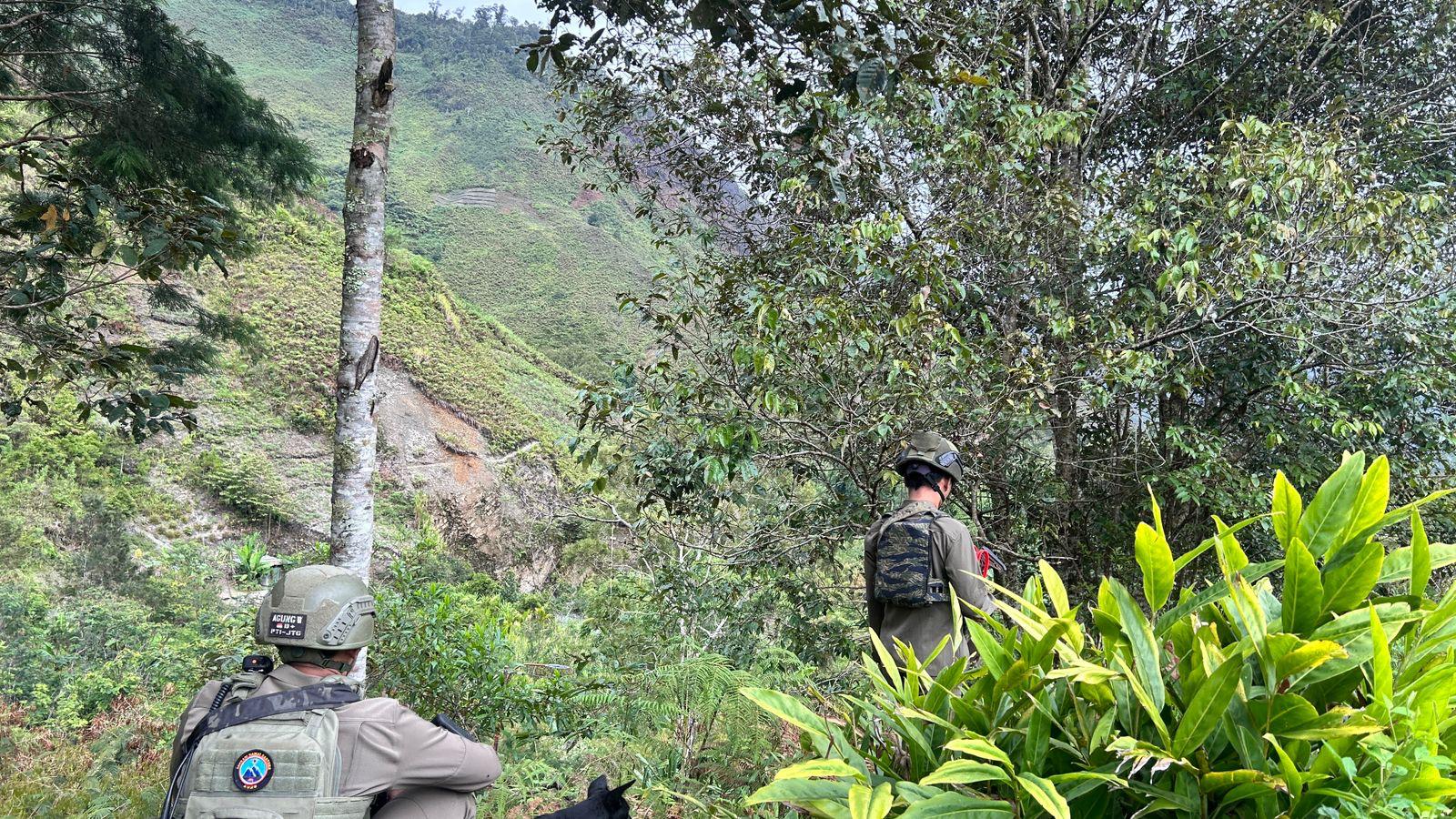 Patroli Jalan Kaki, Personel Ops Damai Cartenz Perkuat Keamanan dan Jalin Kedekatan dengan Warga Puncak Jaya