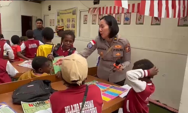 Melalui Honai Belajar, Ops Damai Cartenz Kenalkan Dunia dan Tata Surya kepada Anak-anak di Tembagapura, Timika, Papua Tengah