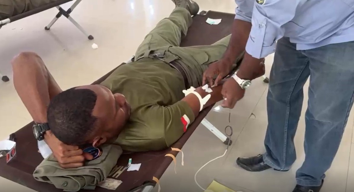 Meriahkan HUT Bhayangkara ke-80, Personel Damai Cartenz Partisipasi Dalam Giat Donor Darah di Polres Nabire