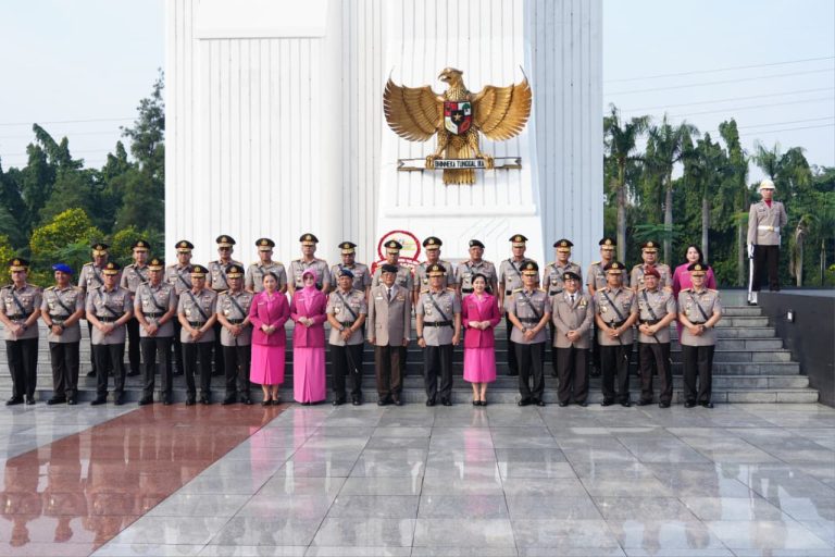 Menghormati Jasa, Melanjutkan Pengabdian : Wakapolri Pimpin Ziarah Nasional Menjelang Hari Bhayangkara ke-80